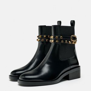 ✨SALE✨ ZARA STUDDED STRAP ANKLE BOOTS
✨SALE✨